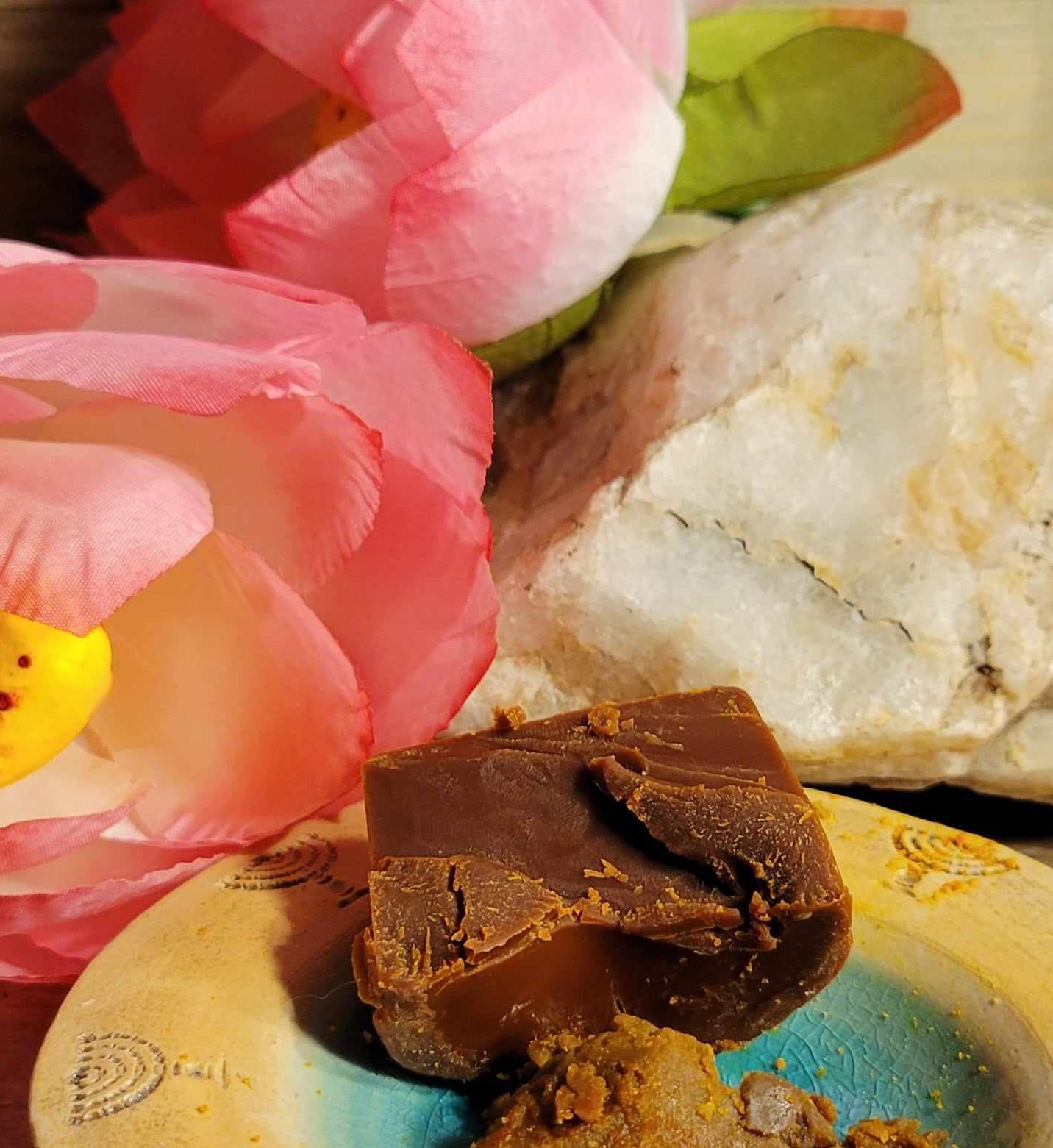 Pink Lotus Floral Wax Comes in a 1oz Miron Violet Glass Jar Israel - Image 3